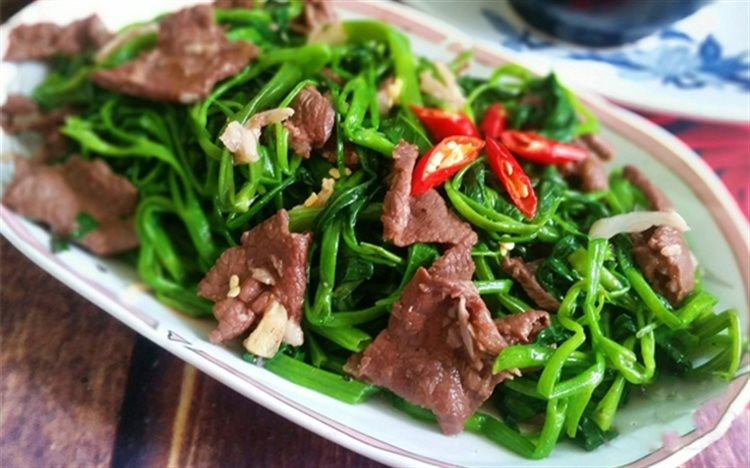 Thịt bò xào rau muống. Ảnh: 24h