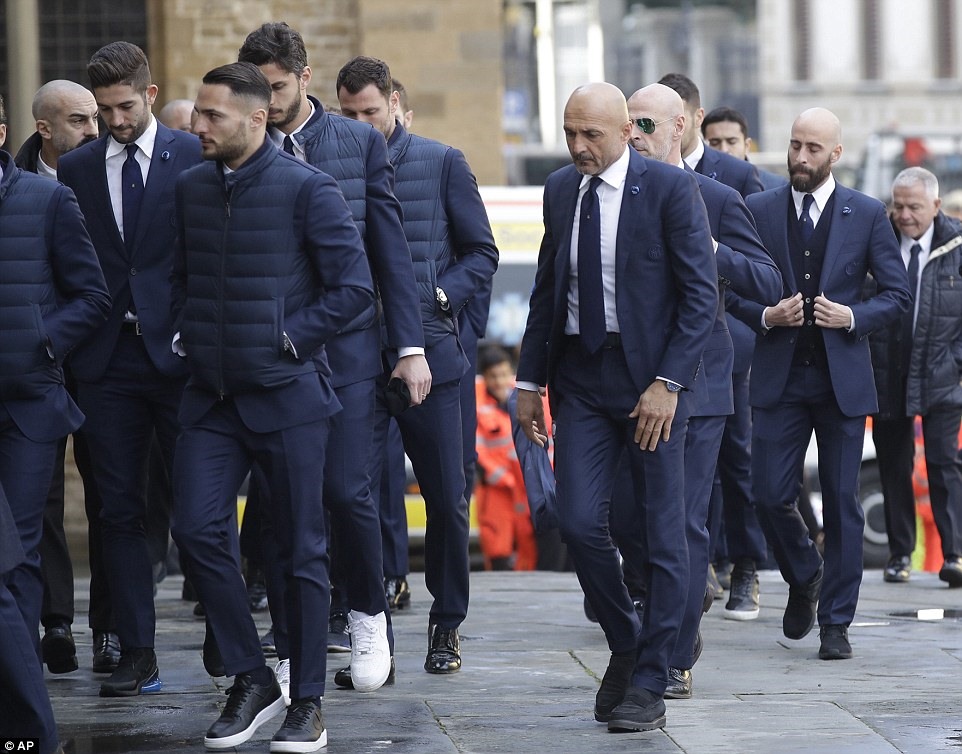 HLV Luciano Spalletti (Inter Milan) cũng đến tiễn đưa đội trưởng của Fiorentina. Ảnh: AP.