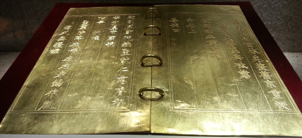 Kim sách làm bằng vàng chế tác năm Gia Long thứ năm (1806). Nội dung ca tụng công đức và truy dâng tôn hiệu cho chúa Nguyễn Phúc Khoát.