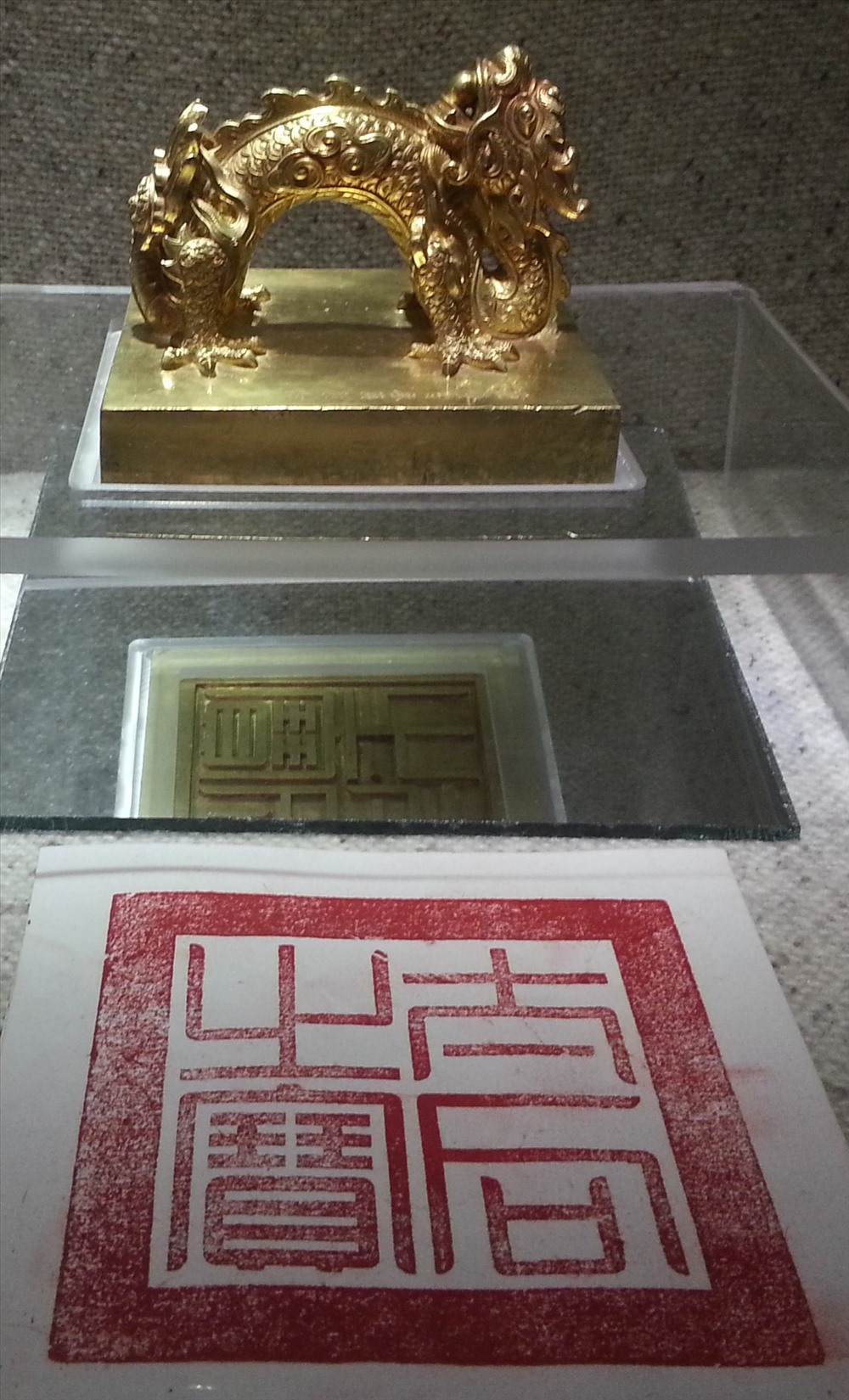 Ấn thái hậu chi bảo chế tác bằng vàng, niên hiệu Gia Long (1803-1810). Hoàng đế Gia Long cho đúc cùng kim sách tấn tôn thân mẫu là vương thái hậu Nguyễn Thị Hoàn làm hoàng thái hậu. Ảnh: Đỗ Quang Tuấn Hoàng