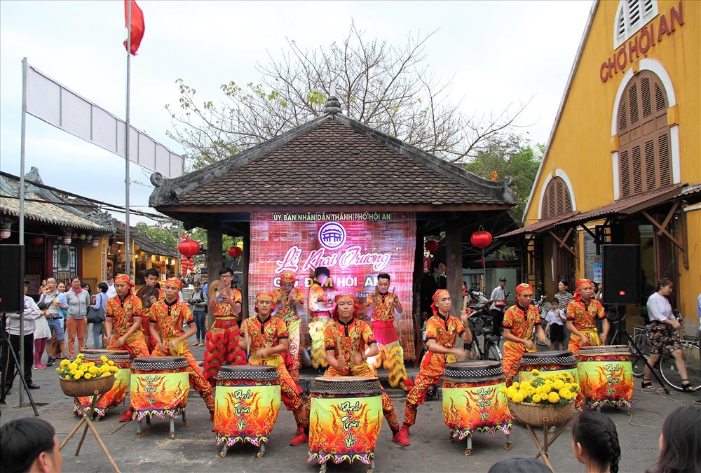 Múa trống khai trương Chợ đêm Hội An. Ảnh:LP