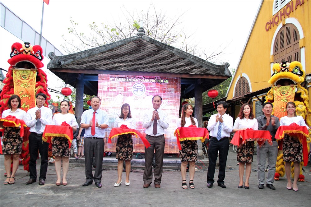 Các đại biểu cắt băng khai trương khu Chợ đêm Hội An. Ảnh: LP