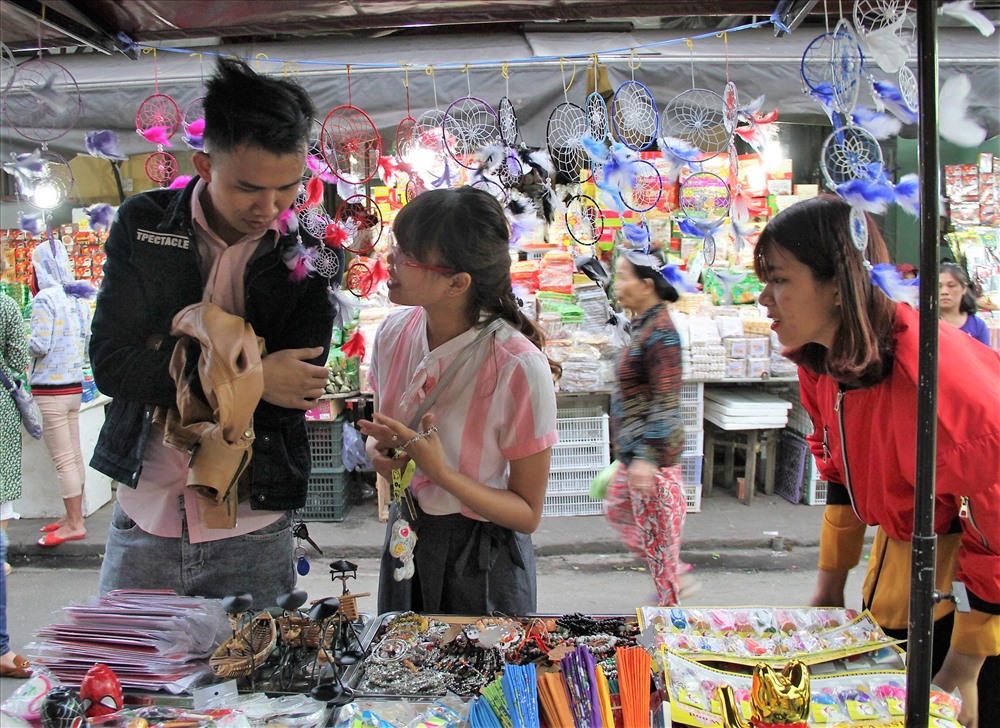 Với đặc trưng hoạt động về đêm, chợ bắt đầu từ khi chiều tối và kéo dài đến khoảng 22 giờ đêm. Ảnh: LP