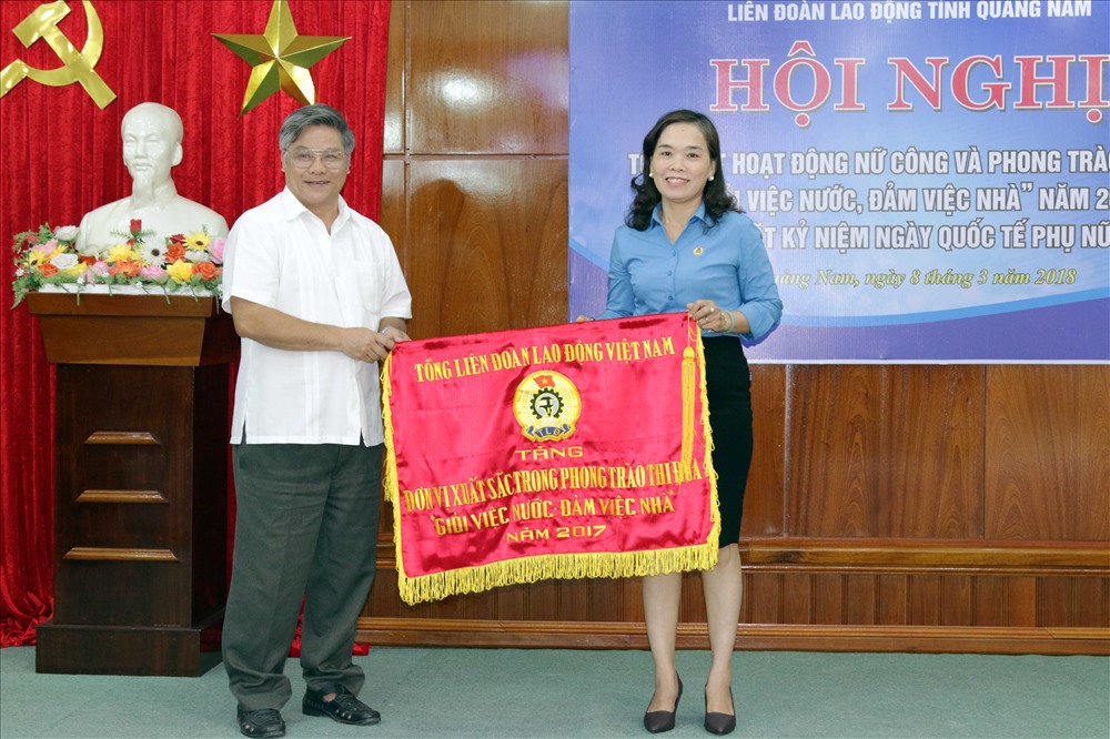 Đồng chí Đặng Văn Chương - Chủ tịch LĐLĐ tỉnh Quảng Nam trao tặng danh hiệu Đơn vị xuất sắc trong phong trào thi đua “Giỏi việc nước, đảm việc nhà” năm 2017 của Tổng LĐLĐ Việt Nam cho đại diện Công đoàn các KCN tỉnh Quảng Nam. Ảnh: N.Huy