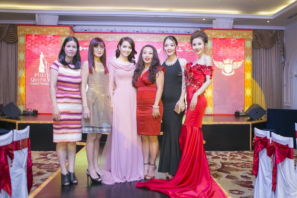 Các người mẫu, hoa hậu cùng Mai Thu Huyền