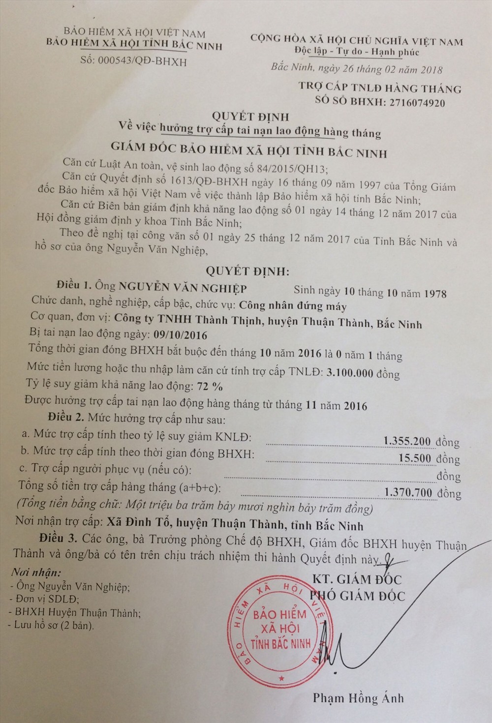 Quyết định về việc hưởng trợ cấp tai nạn lao động hàng tháng đối với Anh Nguyễn Văn Nghiệp. Ảnh: Quế Chi