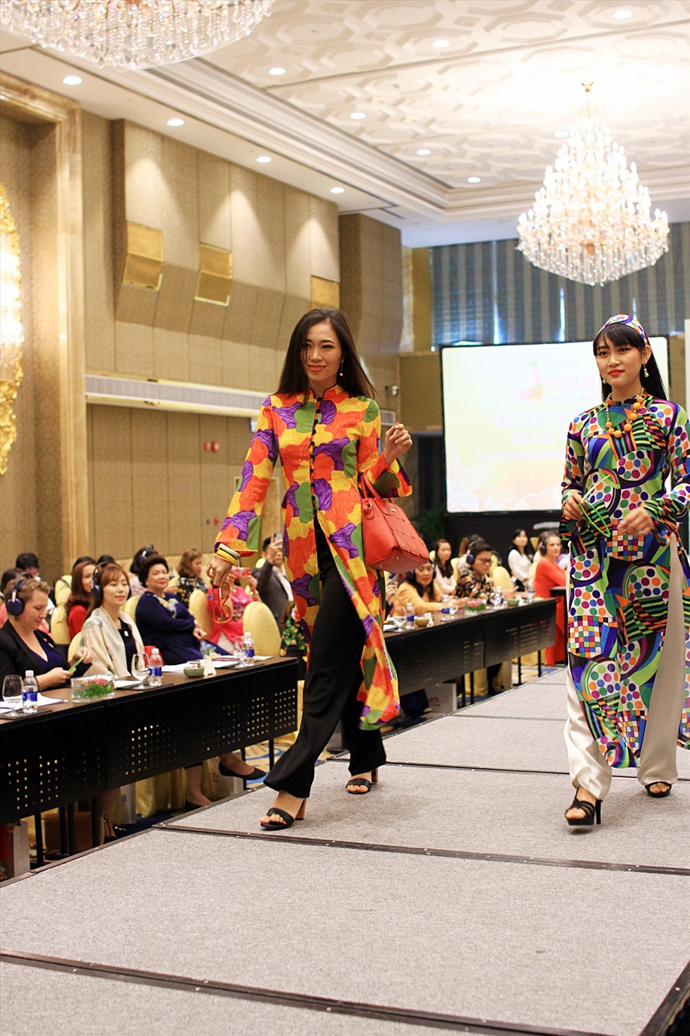 Lịch sử áo dài hippi