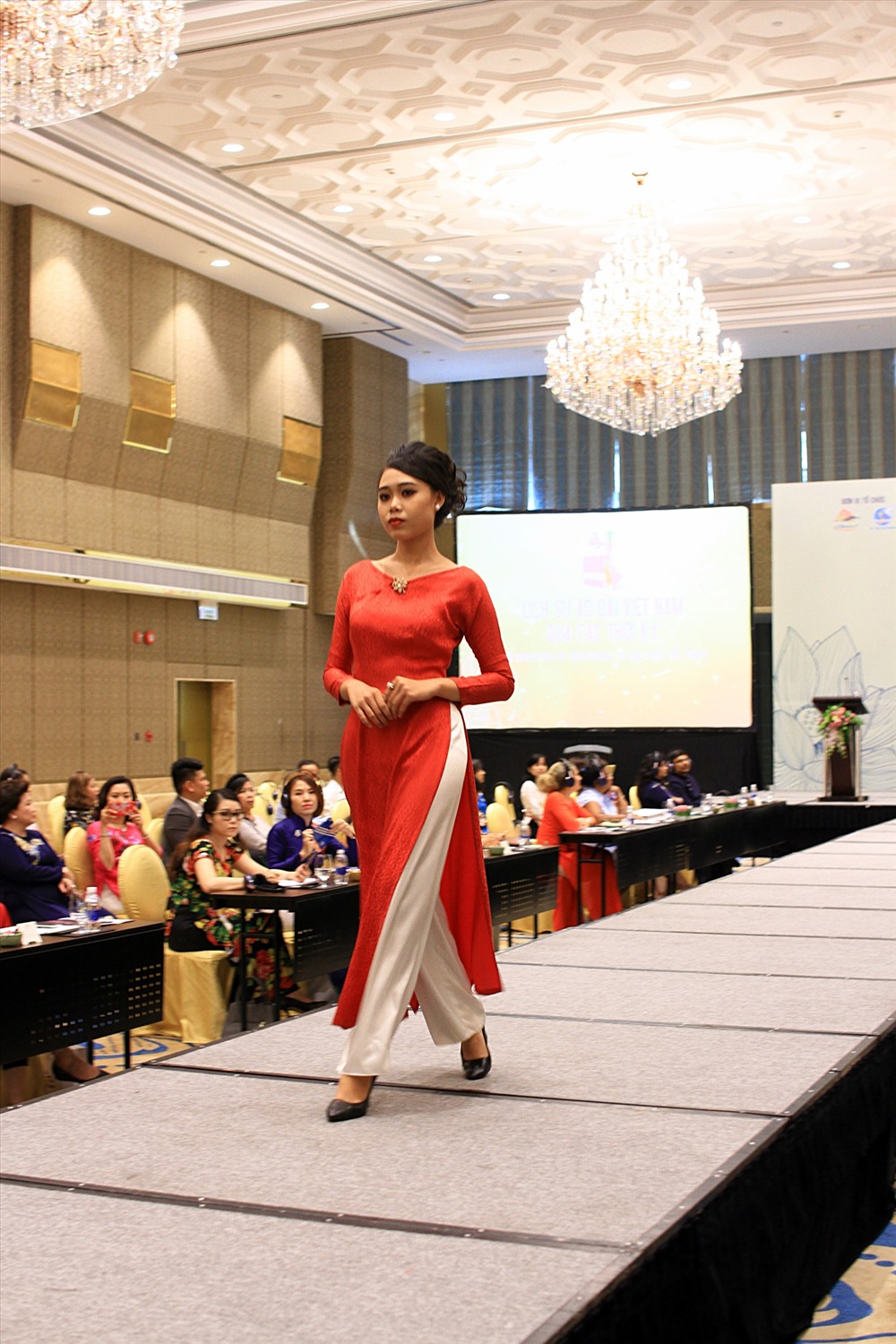 Áo dài cổ rộng