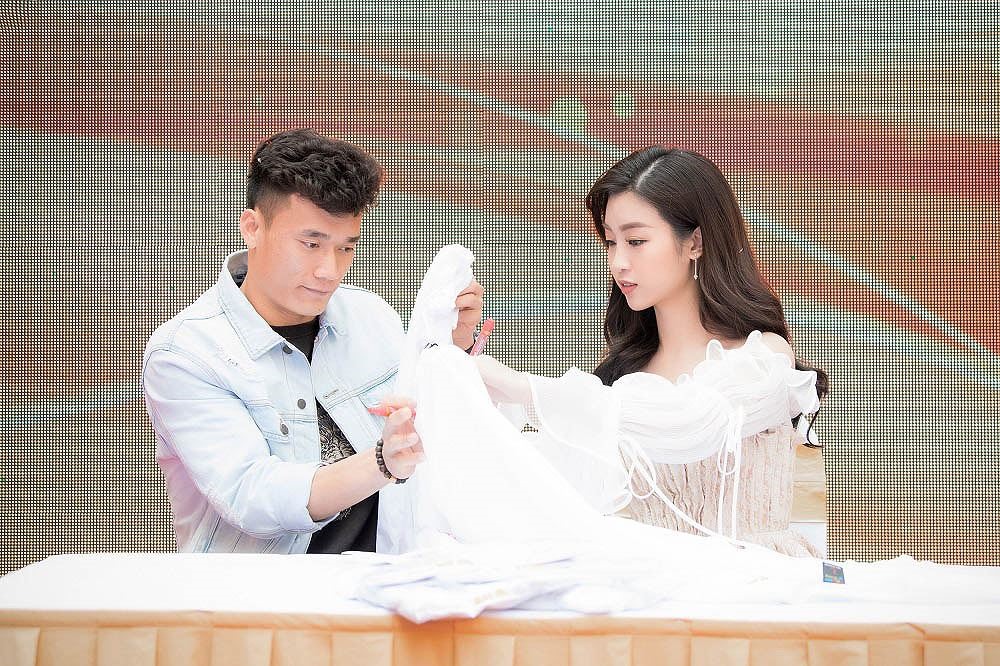 Bùi Tiến Dũng - Đỗ Mỹ Linh kí tặng fans hâm mộ. Ảnh: Linh Lê Chí