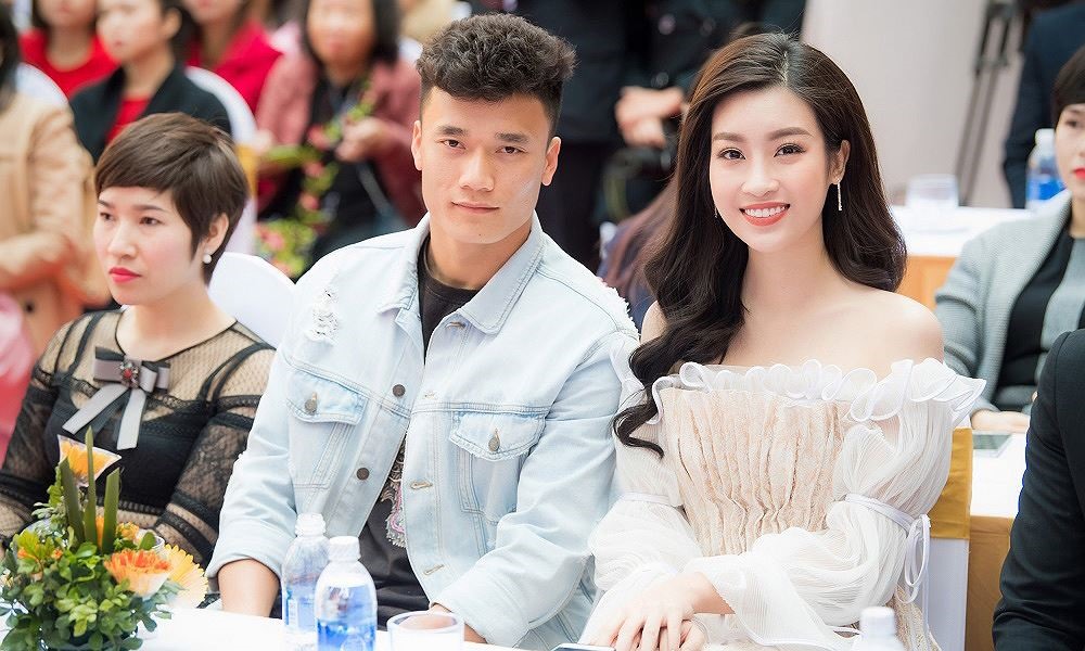 Cả hai không còn ngại ngùng, mà thoải mái trò chuyện và chụp ảnh cùng nhau. Ảnh: Linh Lê Chí