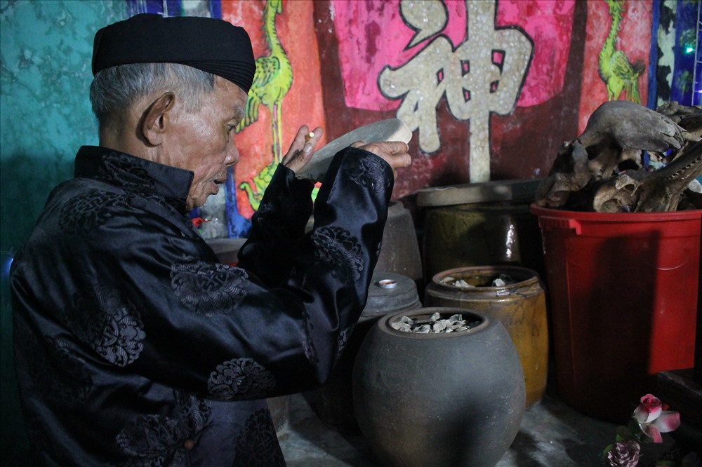 Làng chài Nam Ô đã thờ cúng hơn 30 bộ xương của cá Ông sau khi dạt vào bờ từ thời xa xưa. Ảnh: Xuân Hậu