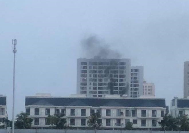 Khói bốc cao hàng chục mét từ chung cư.