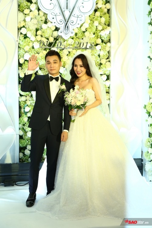 Khắc Việt và vợ. Ảnh: Saostar