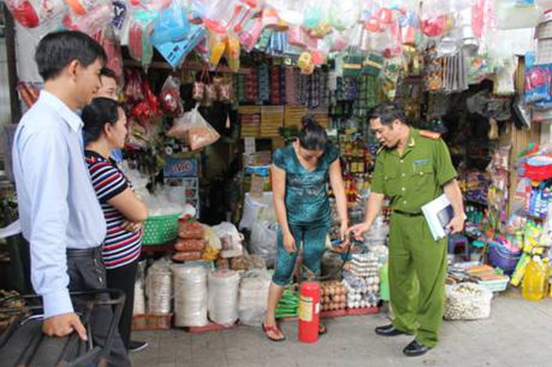 Kiểm tra công tác PCCC ở một chợ tại Hà Nội. Ảnh: A.C