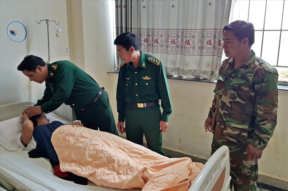 Cấp cứu nhóm người Campuchia tai nạn trong đêm.