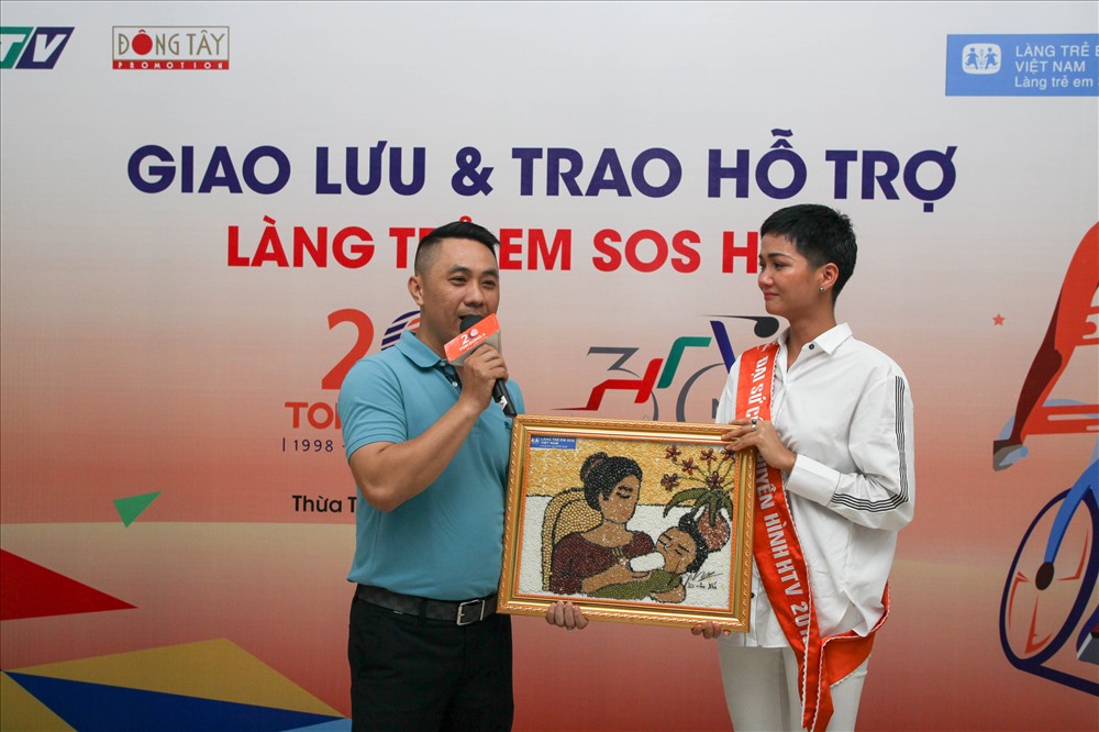 Cô bán tranh của các em lập quỹ
