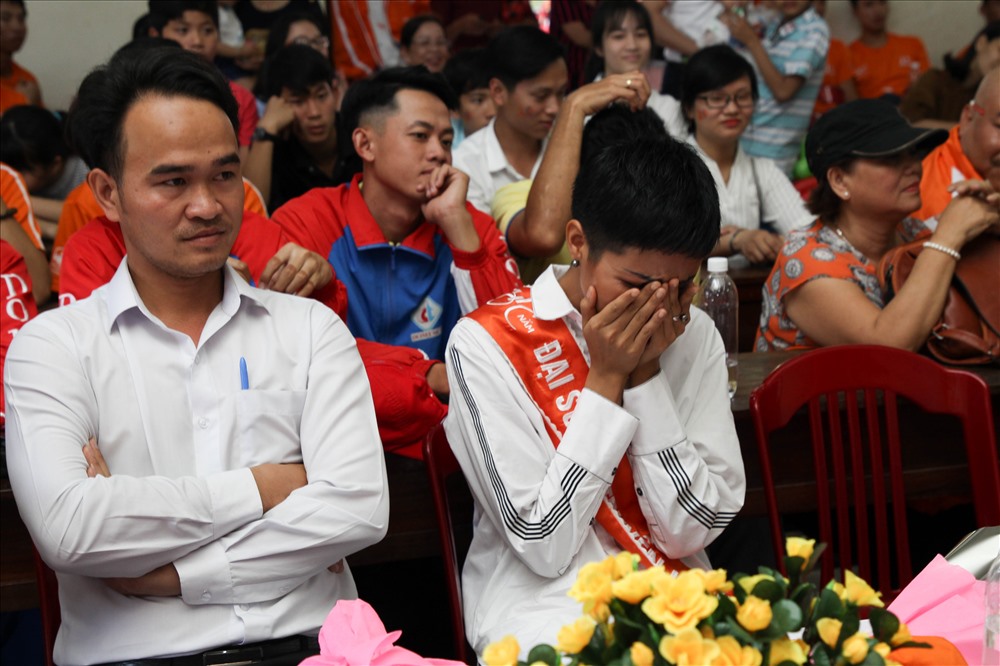 Hoa hậu bật khóc vì xúc động