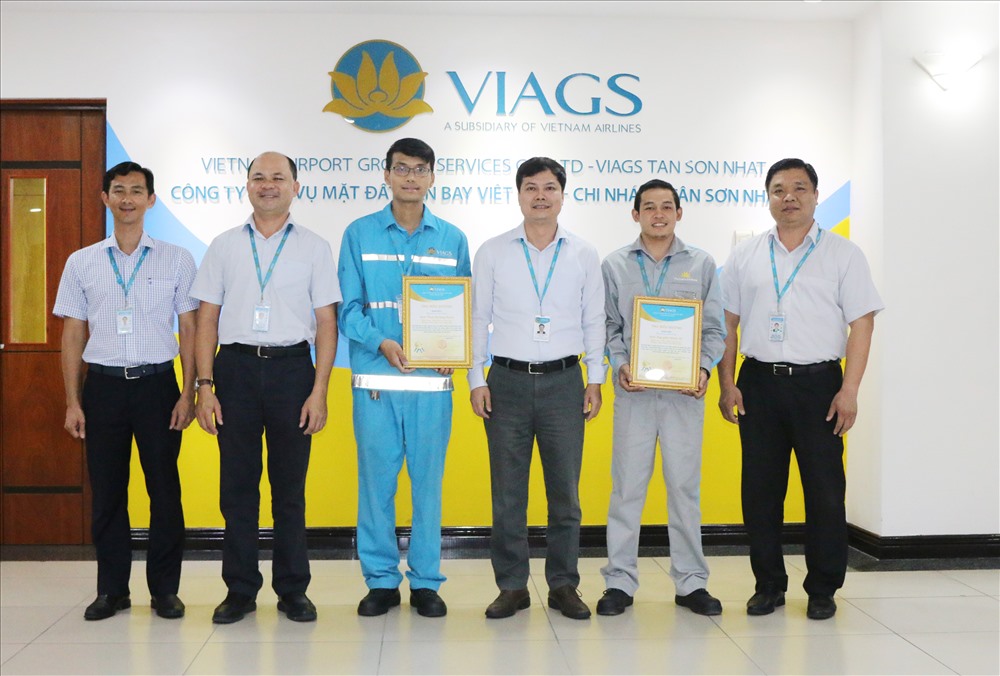 Ban Giám đốc VIAGS Tân Sơn Nhất chụp hình lưu niệm cùng anh Thái Hoàng Nam và anh Nguyễn Nhân Vĩ – Trung tâm Phục vụ Trên tàu VIAGS Tân Sơn Nhất