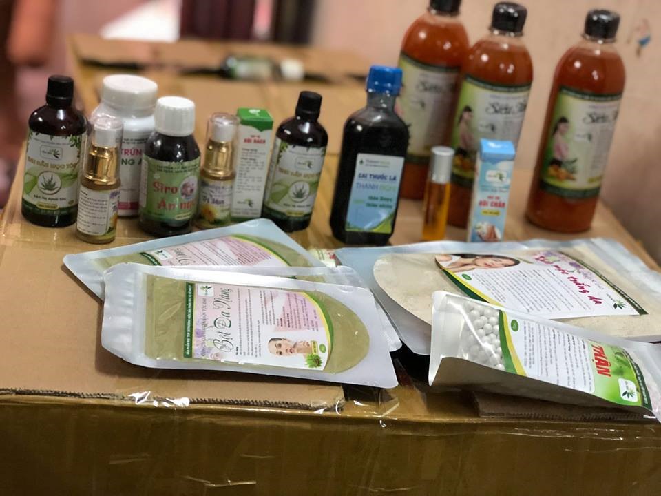 Số thực phẩm đông y được đóng thành chai, chia ra các bịch nhỏ để bán