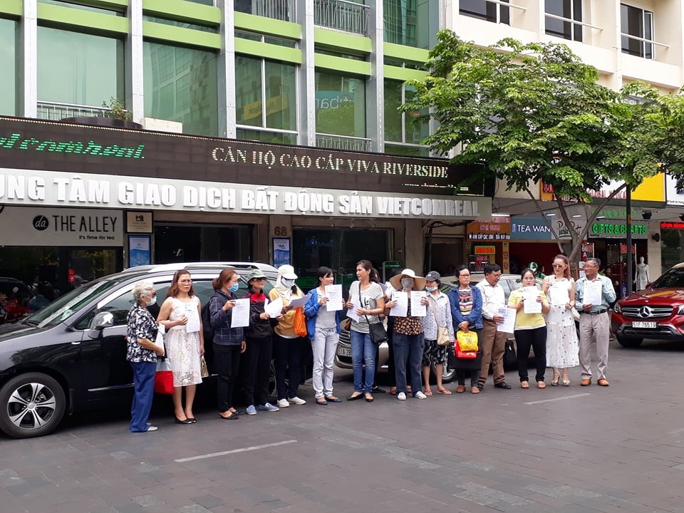 Nạn nhân căng băng rôn trên phố đi bộ Nguyễn Huệ tố đường dây lừa đảo tiền ảo đa cấp.