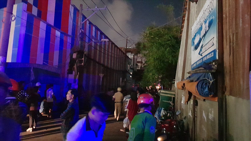 Cảnh sât đang nỗ lực dập tắt đám cháy.