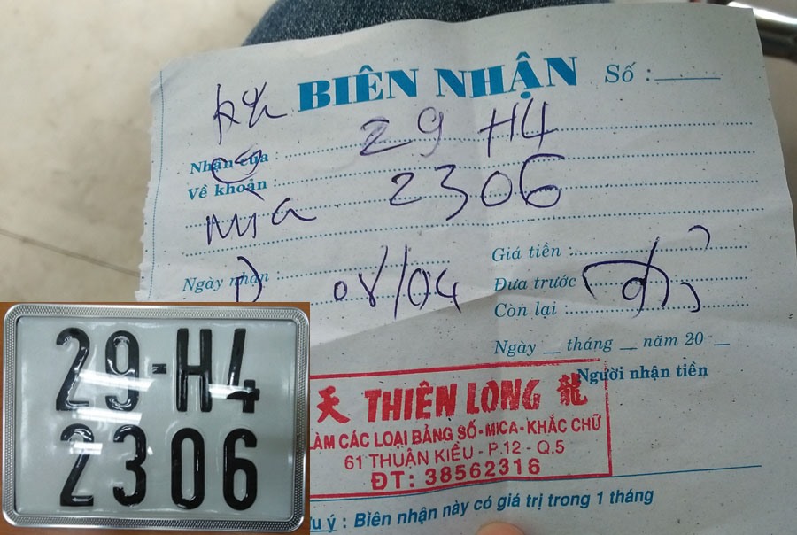 Giấy biên nhận mua biển số giả rất chuyên nghiệp và công khai, biển số giả mà CTV của chúng tôi đã mua được rồi mang về.