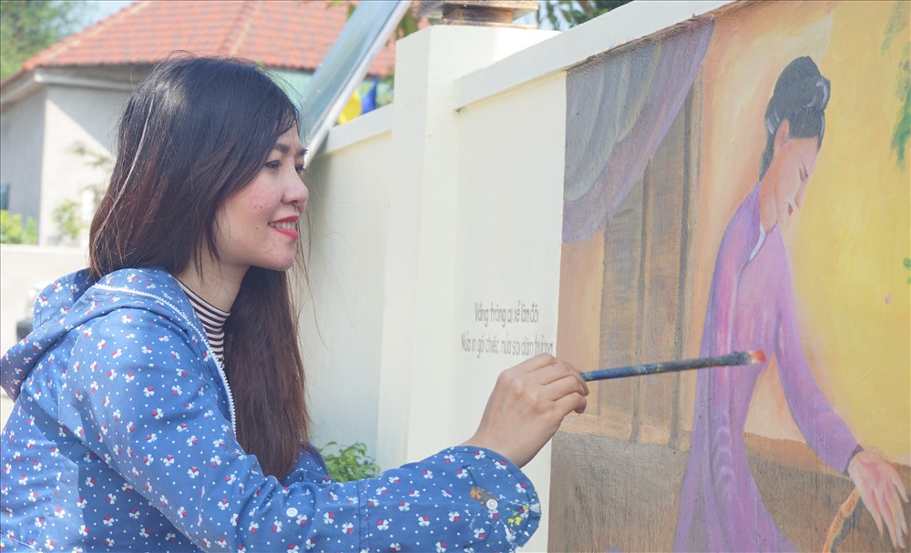 Tứ phía tường nhà văn hóa thôn Phong Giang được các nghệ nhân vẽ các hình ảnh minh họa kiệt tác “Truyện Kiều” của Đại thi hào Nguyễn Du, với hình ảnh, thơ lục bát tiếng Việt và cả bản dịch ra tiếng Anh. Ảnh: QĐ