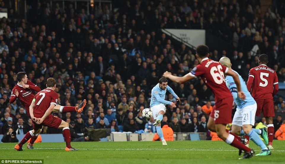 Bernardo Silva dứt điểm kĩ thuật nhưng bóng lại tìm đến cột dọc. Ảnh: BPI.