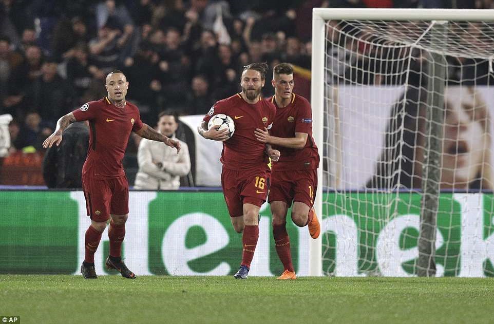 De Rossi ghi bàn trên chấm 11m. Ảnh: AP.