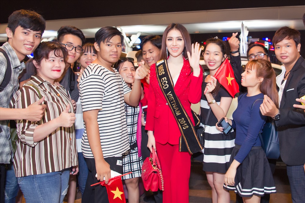 Người hâm mộ ra sân bay tiễn Thư Dung đi thi