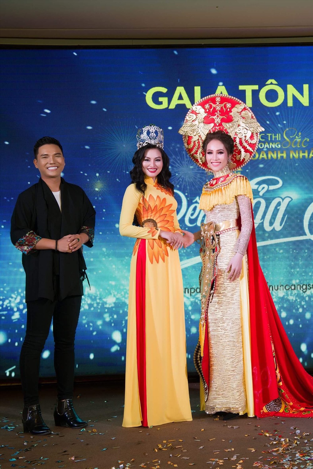 Nữ hoàng Trần Huyền Nhung mua quốc phục Hồn Việt của NTK Nguyễn Bảo mà Anh Thư đang mặc để quyên góp từ thiện