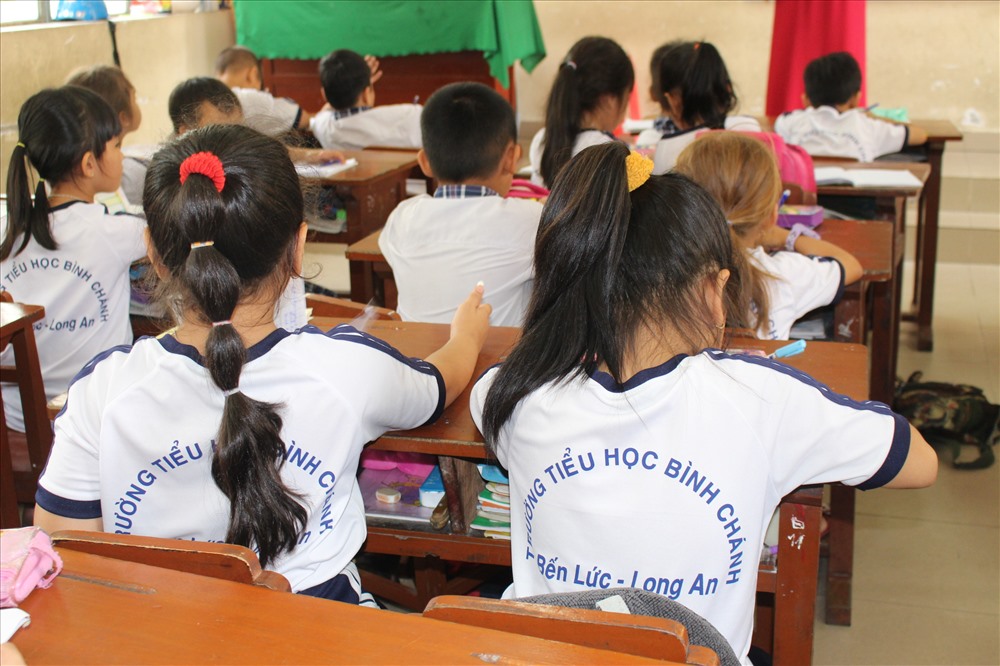 Học sinh chăm chỉ trong lớp học