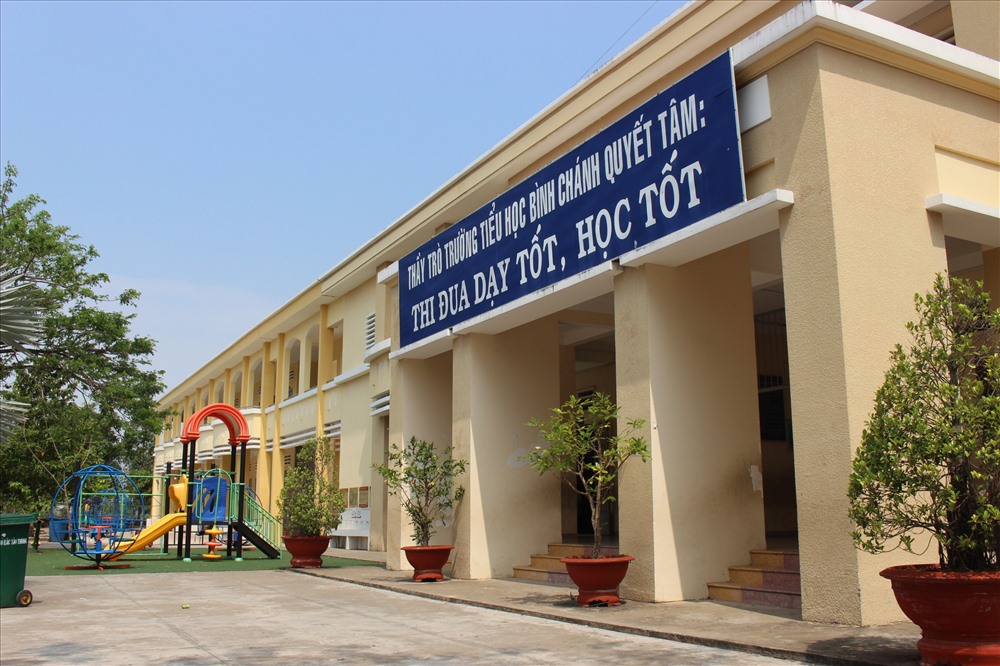 “Quyết tâm thi đua dạy tốt, học tốt” - khẩu hiệu chủ đạo của trường.