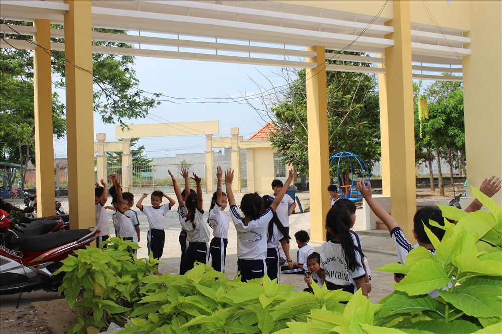 Học sinh trong giờ thể dục.