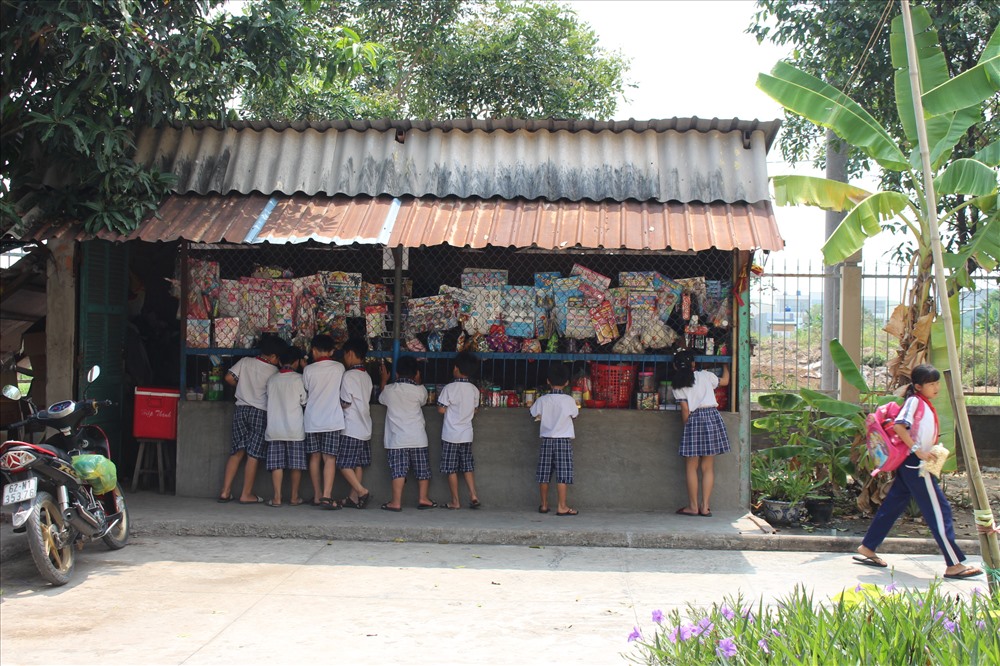 Căn tin của trường cũng chưa được “chuẩn“.