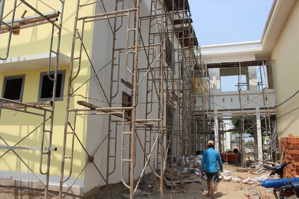 Công trình xây dựng còn bề bộn.