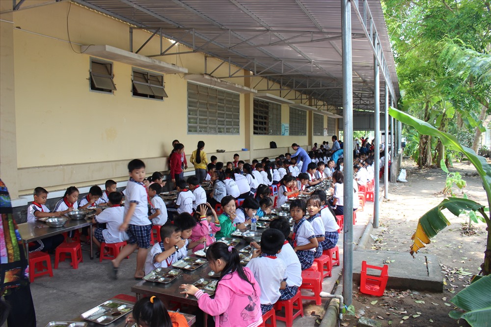 Vì trong quá trình hoàn thiện nên chỗ ăn trưa của học sinh bán trú cũng còn tạm bợ.
