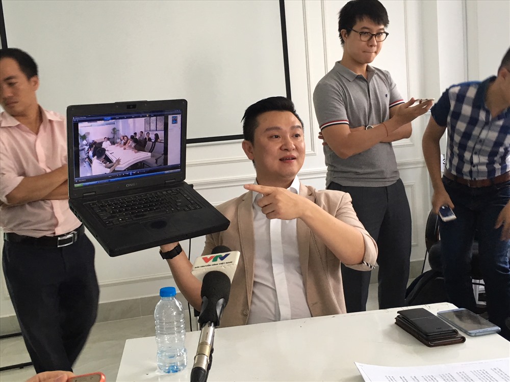 Ông Cường công bố đoạn clip trên Youtobe. Ảnh: C.H