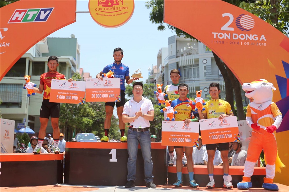 Lê Nguyệt Minh cán đích đầu tiên tại thành phố Quy Nhơn (Bình Định). Ảnh: Quang Trực