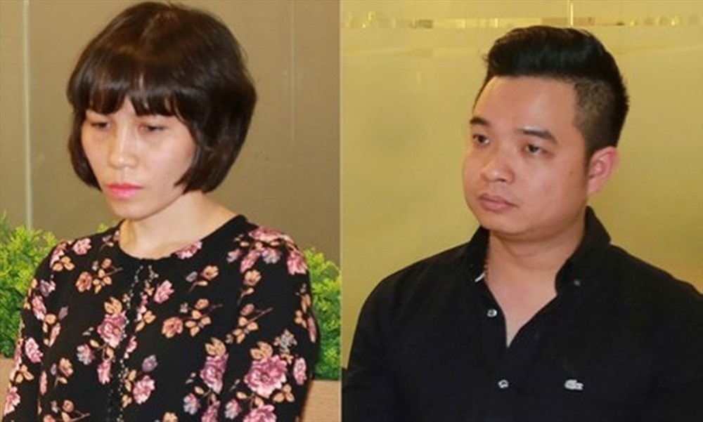Bị can Châu Nguyên Anh - Giám đốc điều hành (mặc áo hoa) và bị can Phạm Quang Minh - Giám đốc kinh doanh Cty CP Thanh toán điện tử VNPT (VNPT EPAY). Ảnh: công an cung cấp