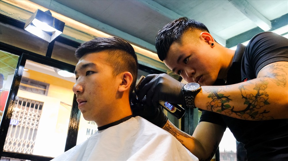 Với đôi tay khéo léo, trong 2 năm qua, Trương Xuân Tuấn liên tục “ghi điểm” với khách hàng, người trong nghề và giới trẻ Việt khi
