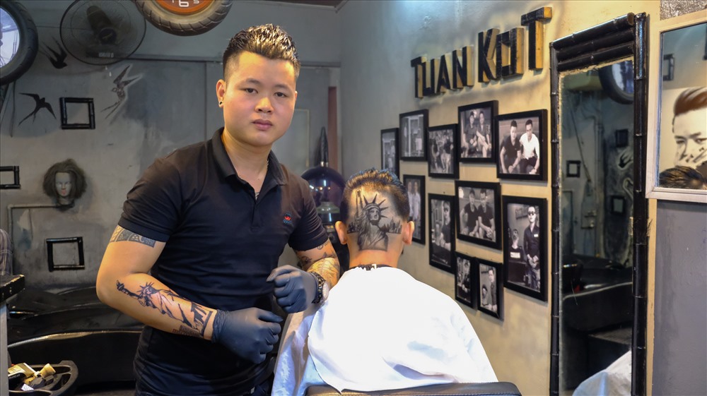 Mỗi bức hình khắc họa trên tóc tốn 2-3 giờ. Trước đó cần một vài ngày để lên ý tưởng, tìm hiểu về nhân vật và tập phác thảo trên giấy.