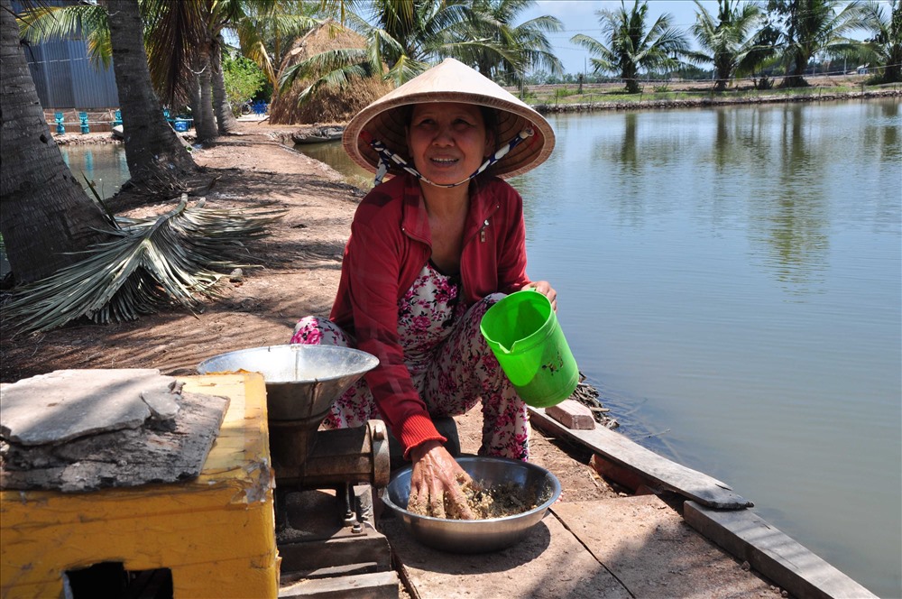 Bà Chanh bên chiếc máy làm thức ăn cho tôm.