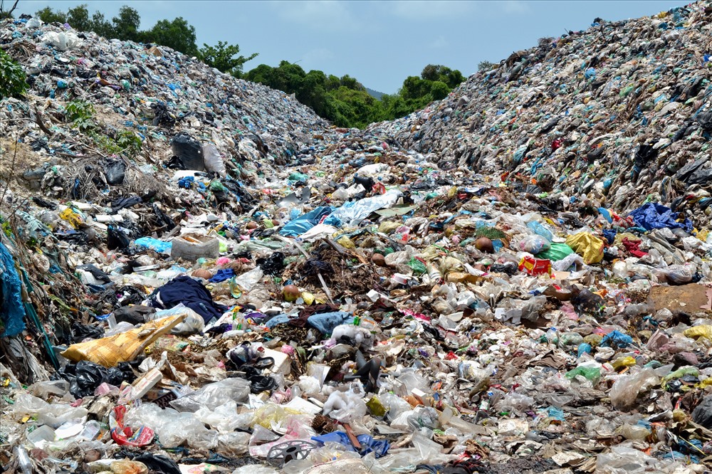 Điểm quy hoạch ban đầu chất đầy rác. (ảnh: Thanh Mai)