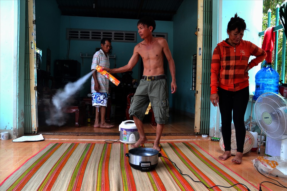 Hộ gia đình gần đầu bãi rác phải phun thuốc diệt côn trùng kết hợp quạt máy thổi liên tục trước mỗi buổi cơm để hạn chế tình trạng ruồi bu... đen chén cơm. (Ảnh: Thanh Mai)