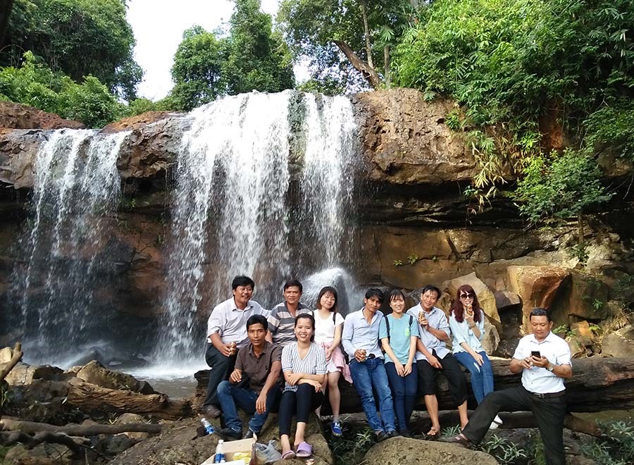 Nhiều đoàn du khách đã tìm đến nghỉ ngơi, thư giản ở thác Hang Dơi