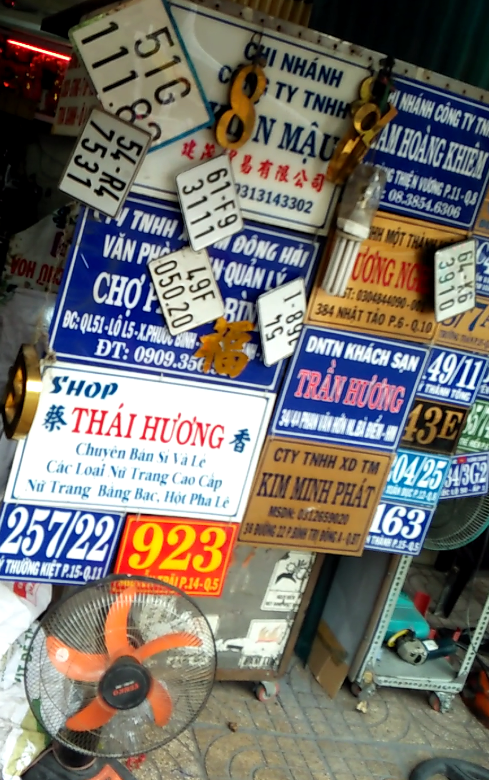 Biển xe máy, ô tô giả treo la liệt trước mặt tiền của quán
