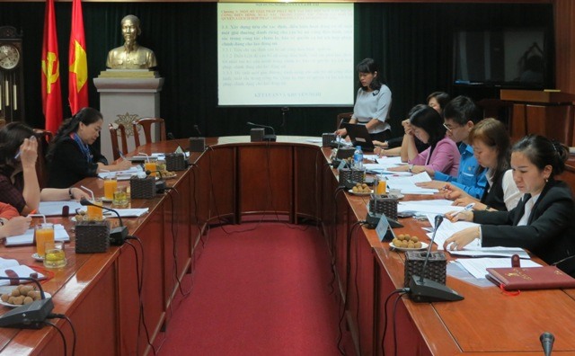 Trưởng ban Nữ công Tổng LĐLĐVN Trịnh Thanh Hằng thay mặt nhóm nghiên cứu thuyết minh đề tài “Giải pháp phát huy vai trò cán bộ nữ công điển hình, xuất sắc trong chăm lo, bảo vệ quyền, lợi ích hợp pháp, chính đáng của LĐ nữ”. Ảnh: Xuân Trường