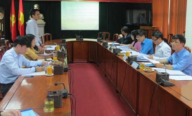 Th.S Nguyễn Tuấn Anh - Phó ban Đối ngoại Tổng LĐLĐVN thay mặt nhóm thuyết minh đề tài “Mô hình và tổ chức tập hợp người lao động Việt Nam tại nước ngoài có hợp đồng lao động”. Ảnh: Xuân Trường