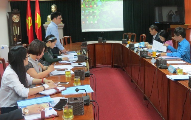 TS. Vũ Minh Tiến - Phó Viện trưởng Viện Công nhân Công đoàn thay mặt nhóm nghiên cứu của Viện thuyết minh đề tài “Hình thức tổ chức hoạt động mô hình nghiệp đoàn trong khu vực lao động phi chính thức”. Ảnh: Xuân Trường
